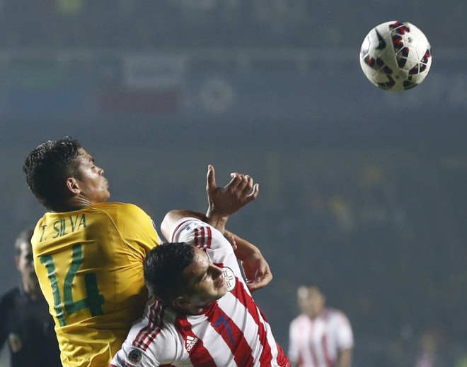 Thiago Silva disputa com Bobadilla a posse da bola. | MARIANA BAZO/REUTERS