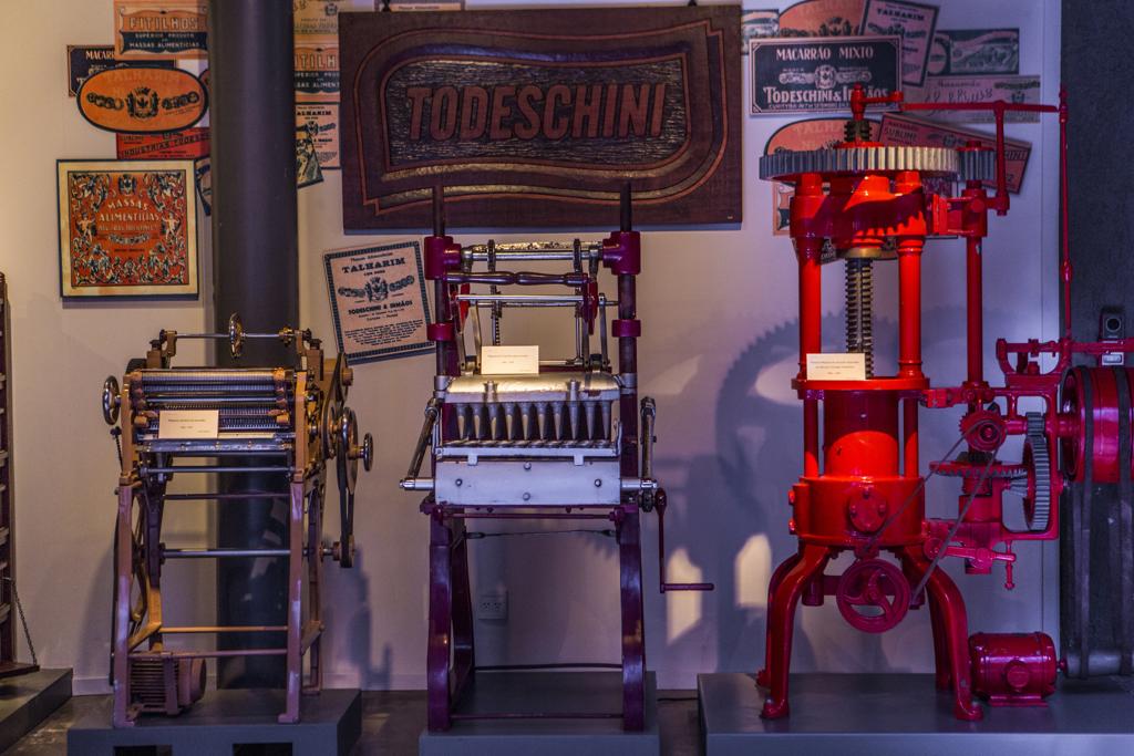 Máquina de macarrão e de casquinhas de sorvete faziam parte da Todeschini, fechada em 2013. | Brunno Covello/Gazeta do Povo