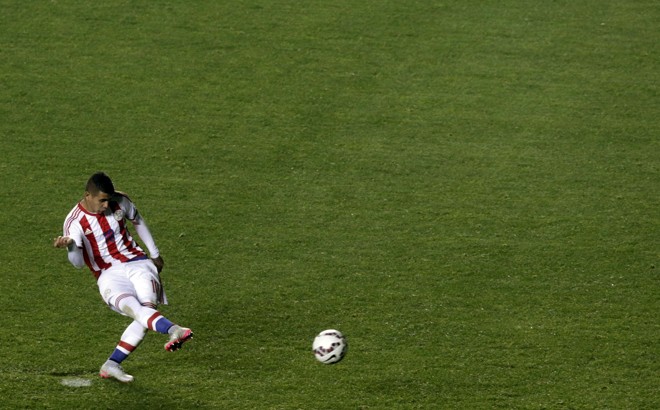 Derlis Gonzalez, que fez o gol de pênalti no segundo tempo, fechou o jogo fazendo o último gol do Paraguai. | JORGE ADORNO/REUTERS