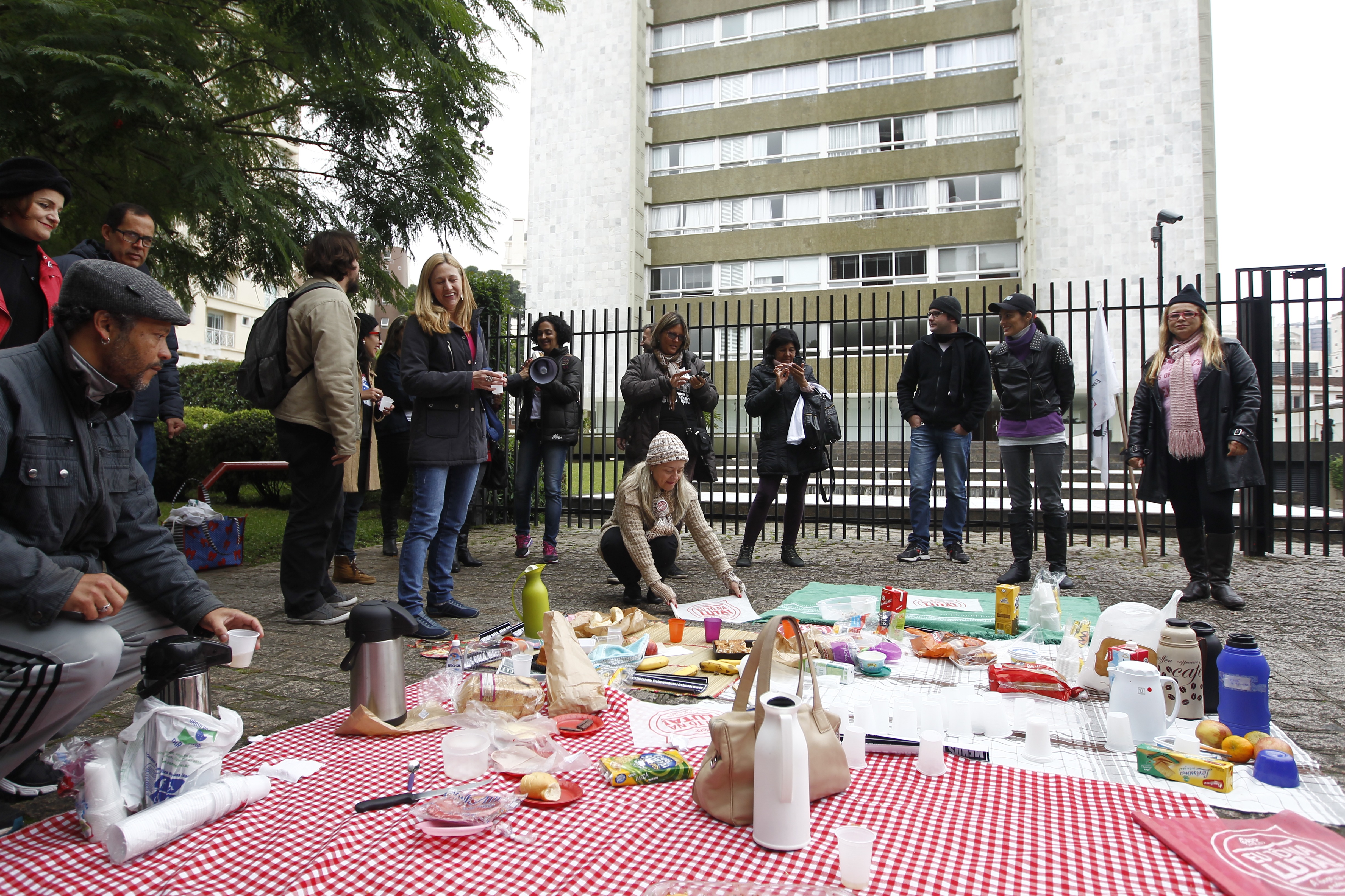 Manifestantes querem que deputados votem contra a proposta de reajuste salarial para o funcionalismo | Antônio More/Gazeta do Povo