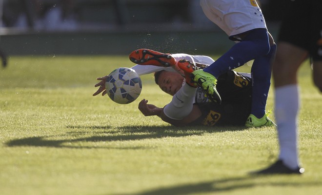 Hélder, único volante alviverde, caído no gramado. | Jonathan Campos/Gazeta do Povo