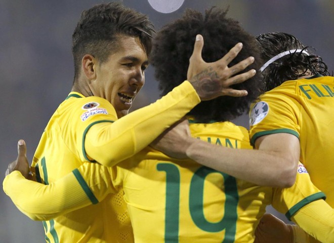 Roberto Firmiino comemora com William e Filipe Luís o gol que garantiu a classificação brasileira | FELIPE TRUEBA/EFE