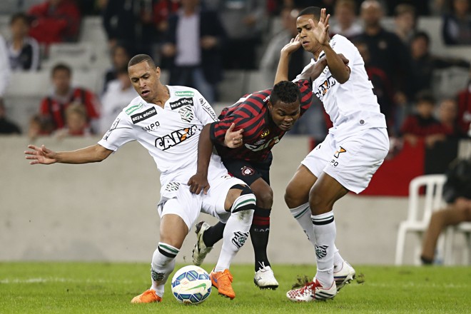 Nikão, além do gol, ajudou muito na criação das jogadas do Atlético diante do Figueirense. | Felipe Rosa/Tribuna do Paraná