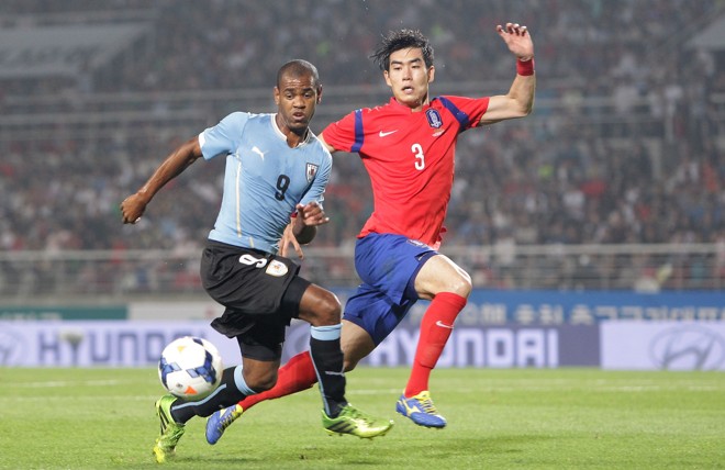 DIEGO ROLÁN. Revelado no Defensor e titular do Bordeaux, o atacante de 22 anos terá uma dura missão: substituir Luís Suárez na linha de frente da Celeste. | Chung Sung-Jun/Getty Images