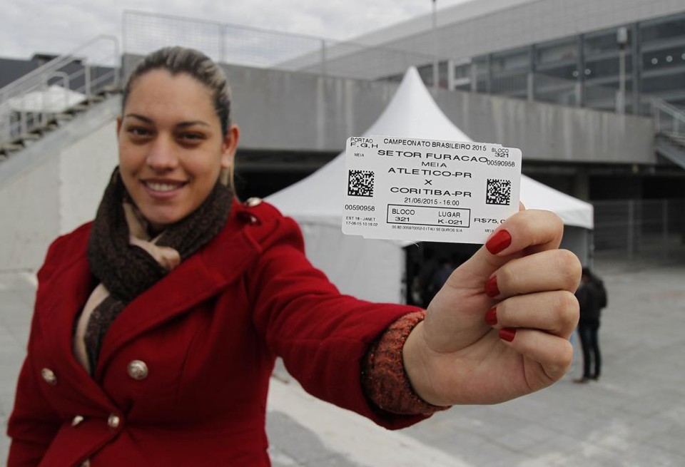 Torcida do Atlético se mobiliza para fazer o Caldeirão ‘transbordar’ no Atletiba Larisse Moraes Alves, 26 anos, foi até a bilheteria da Arena da Baixada garantir seu ingresso para o Atletiba . | Jonathan Campos/Gazeta do Povo