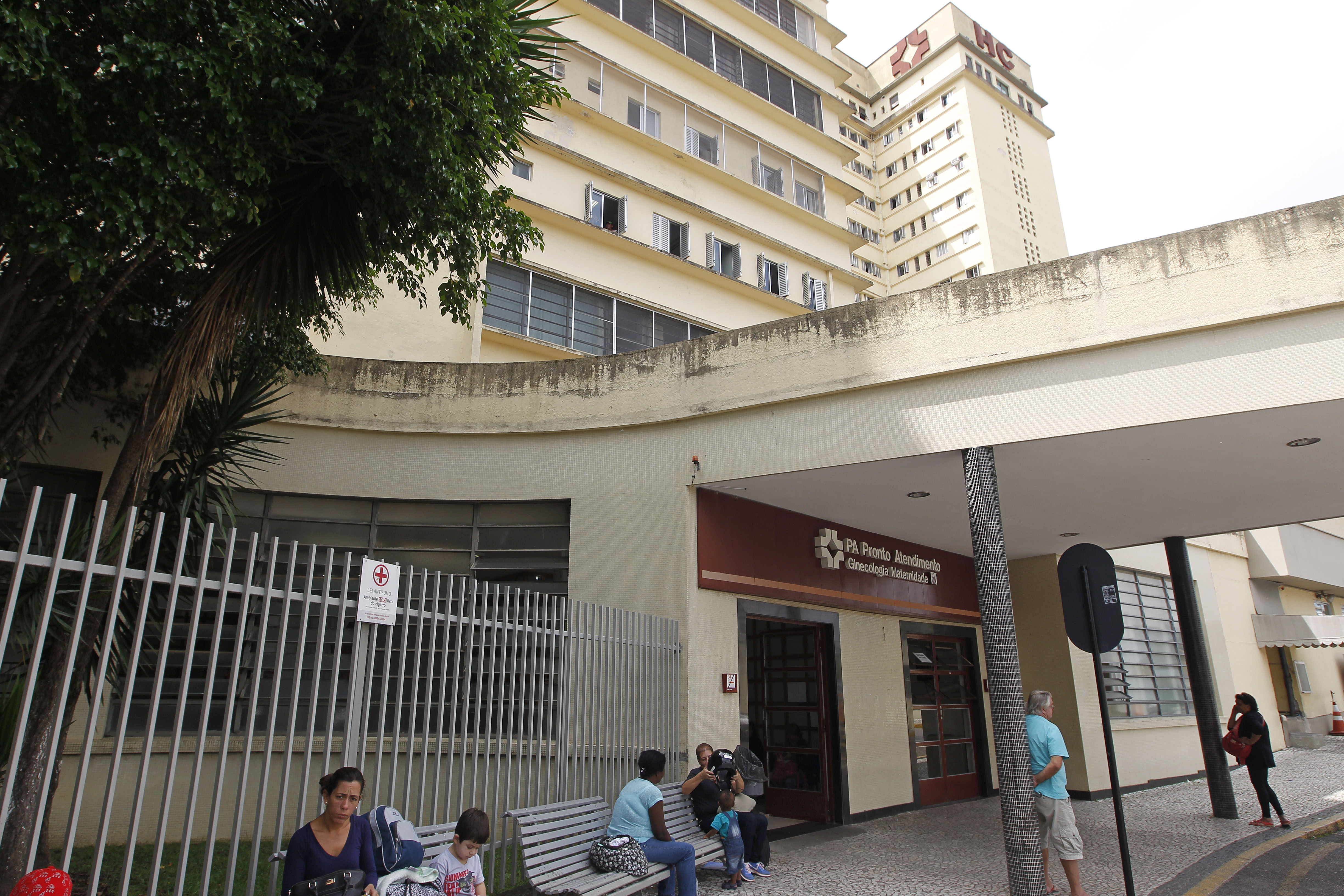 Os funcionários do HC denunciam defasagem no quadro de pessoal e superlotação das unidades de atendimento | Antônio More/Gazeta do Povo