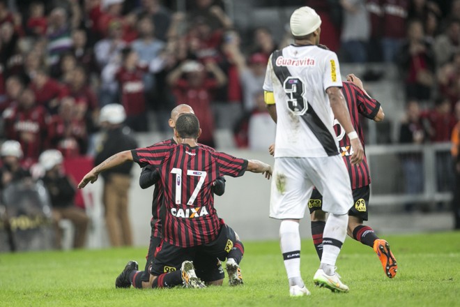 Jogadores do Atlético-PR comemoram a vitória sobre o Vasco, em partida pelo Brasileiro | Marcelo Andrade/Gazeta do Povo