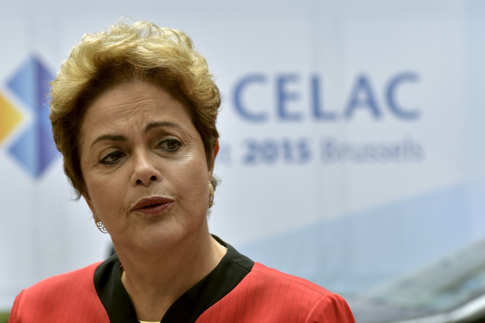 Assessores tentam manter a presidente Dilma Rousseff afastada do estrago provocado pela operação Lava Jato | ERIC VIDAL/REUTERS