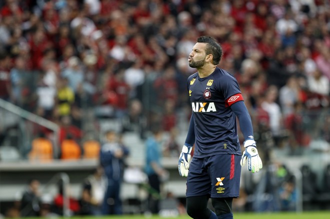 Goleiro Weverton orienta o Atlético no clássico com o Coritiba. | Daniel Castellano/Gazeta do Povo