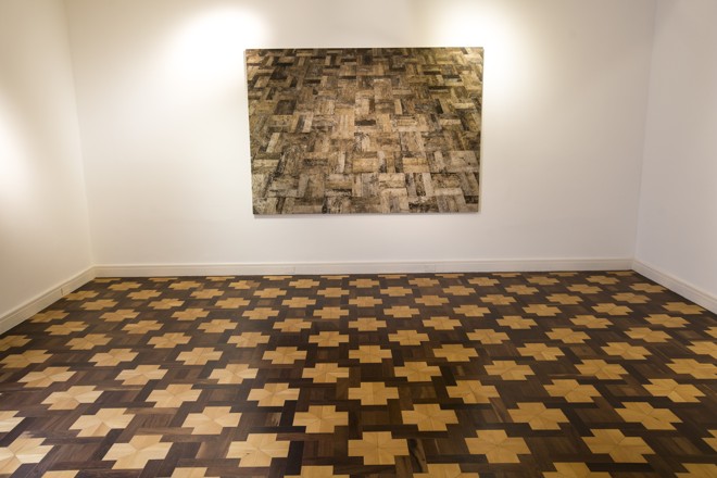 Quadro de Daniel Senise : obra parece “continuar” o padrão do assoalho. | Brunno Covello/Gazeta do Povo