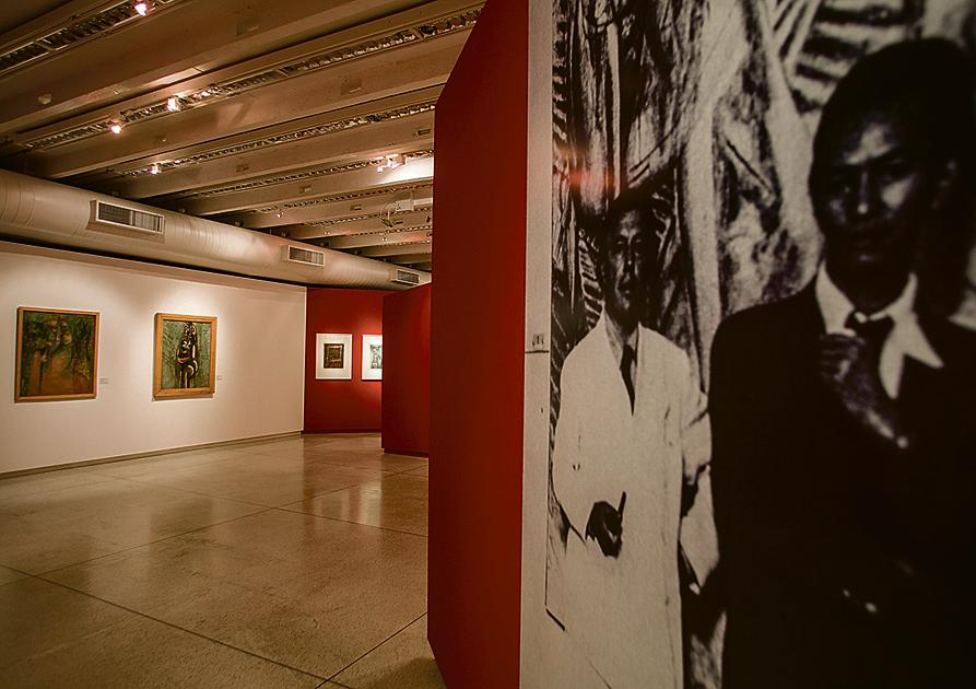 Maior mostra com obras de Wifredo Lam no país está em cartaz em Curitiba. | Marcelo Andrade/Gazeta do Povo