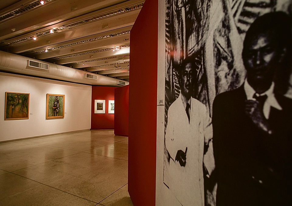 Maior mostra com obras de Wifredo Lam no país está em cartaz em Curitiba. | Marcelo Andrade/Gazeta do Povo