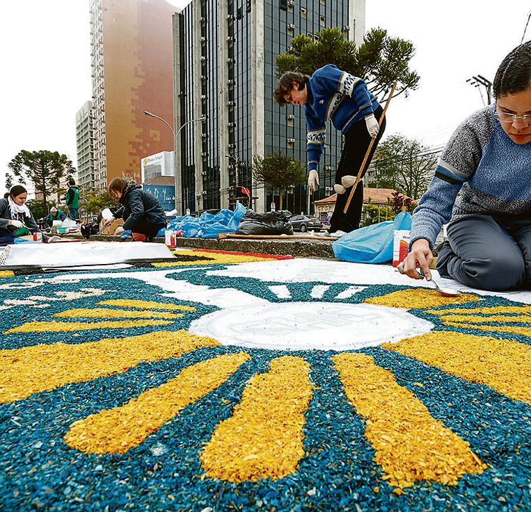 Fiéis preparam tapete no Centro Cívico: marco no calendário. | Hugo Harada / Gazeta do Povo