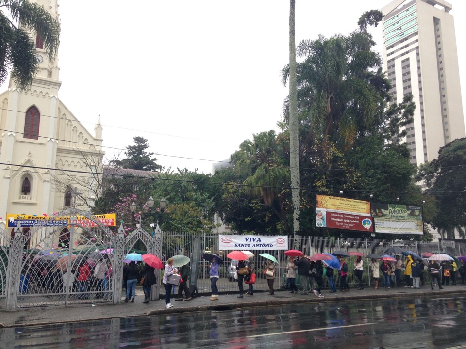 Fila para a compra do bolo de Santo Antônio chegava até a esquina na Paróquia Bom Jesus dos Perdões. | Amanda Schause/Gazeta do Povo