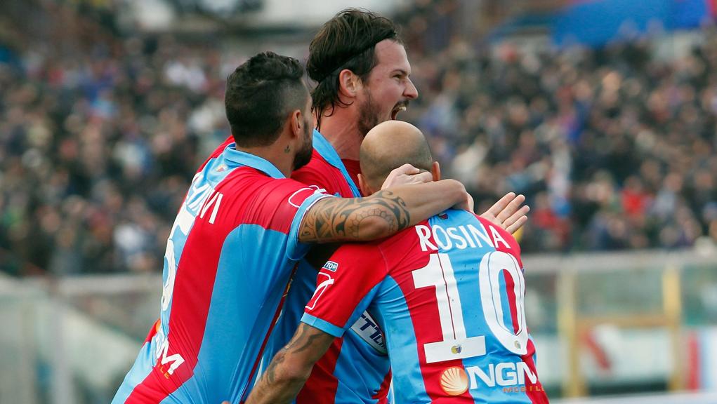 O time do Catania precisou de ajuda ilegal para poder comemorar a permanência na Série B italiana. | Maurizio Lagana/Getty Images