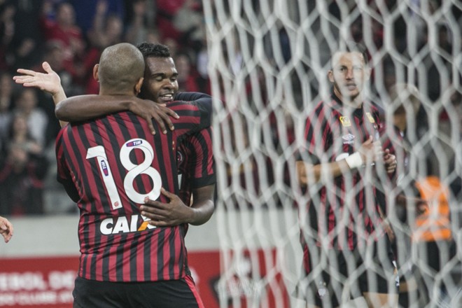 Nikão comemora gol de pênalti do Atlético-PR contra o Vasco | Marcelo Andrade/Gazeta do Povo