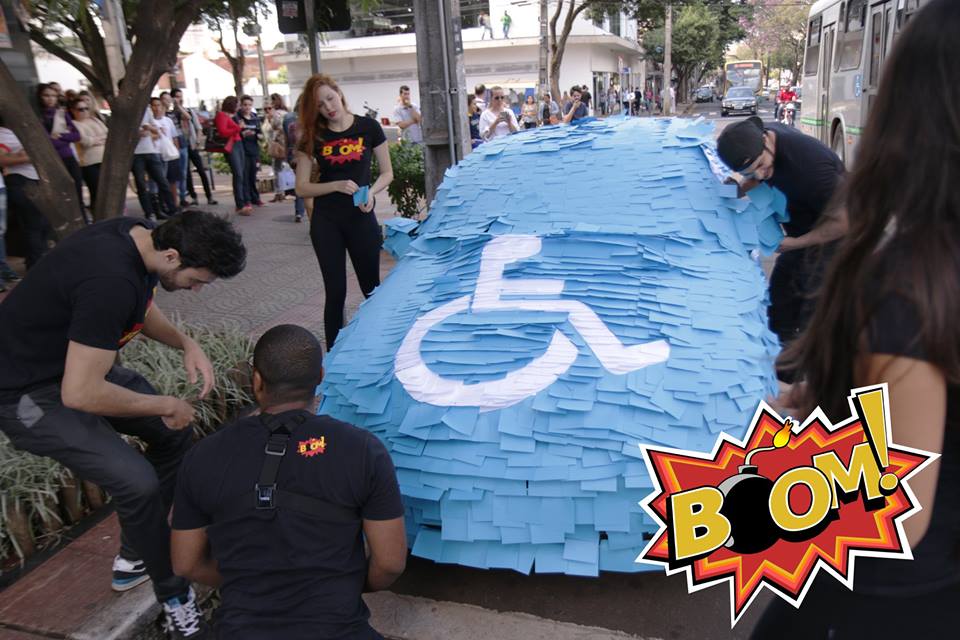 O carro, parado em vaga para deficientes, foi coberto por adesivos | Reprodução/Canal Boom