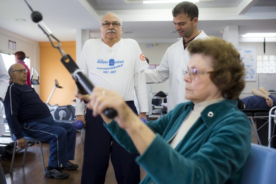 Murilo (de camiseta branca) sente que tudo fica bem melhor com a prática rotineira de exercícios. Ele não quer passar parte da vida estirado numa cama. | Brunno Covello