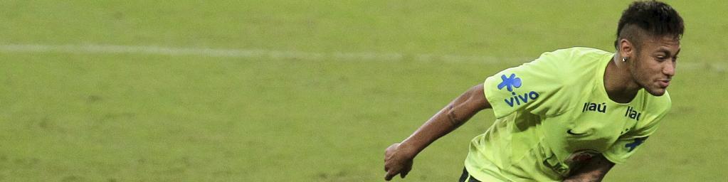 Campeão da Liga dos Campeões pelo Barcelona, Neymar divide com Messi o papel de estrela da Copa América. | /Reuters