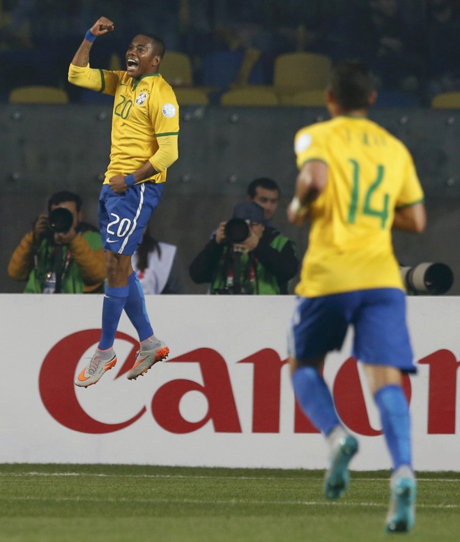 Comemoração de Robinho após o gol. | ANDRES STAPFF/REUTERS