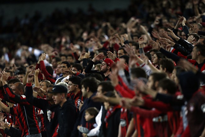 Como de costume, torcida atleticana fez muito barulho na Arena da Baixada. | Felipe Rosa/Tribuna do Paraná