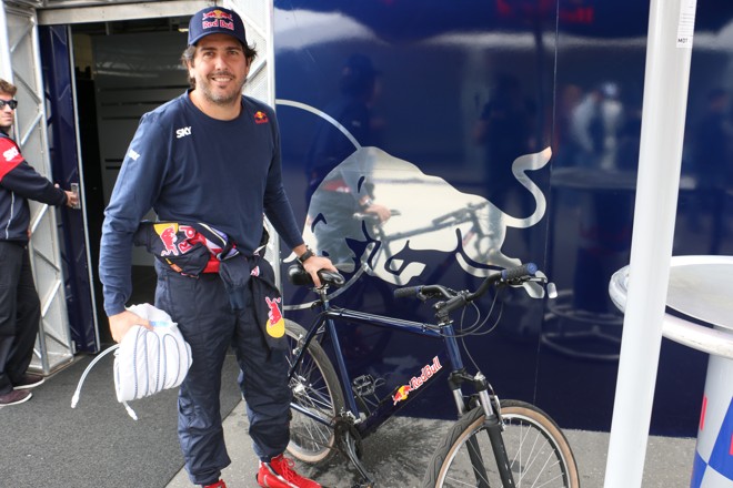 O piloto Cacá Bueno, da Red Bull Racing ,usou uma bicicleta disponibilizada pela equipe Voxx Racing durante a Stock Car, ontem, para o traslado no paddock, boxes e motorhomes do Autódromo Internacional. As bikes usadas pelos pilotos substituíram as tradicionais motonetas. | Rodrigo Morosini