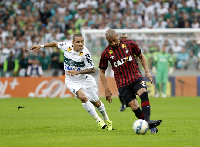 Wellington Paulista, do Coritiba, pressiona Kadu, do Atlético. | Daniel Castellano/Gazeta do Povo