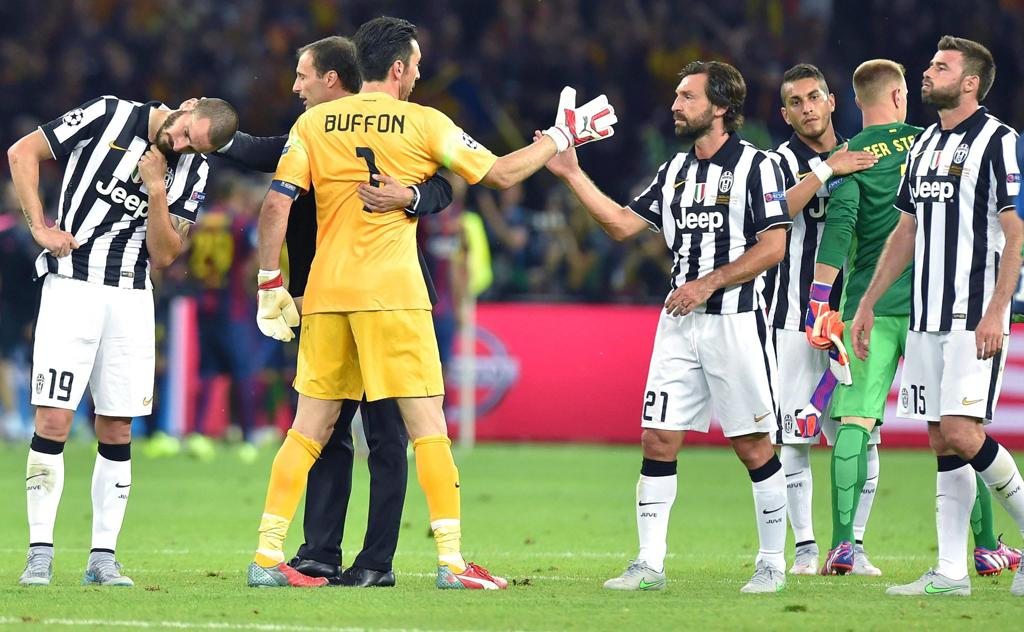 Massimiliano Allegri abraça Buffon (centro) e consola Lenoardo Bonucci (esquerda) no fim da partida contra o Barça | ETTORE FERRARI/EFE