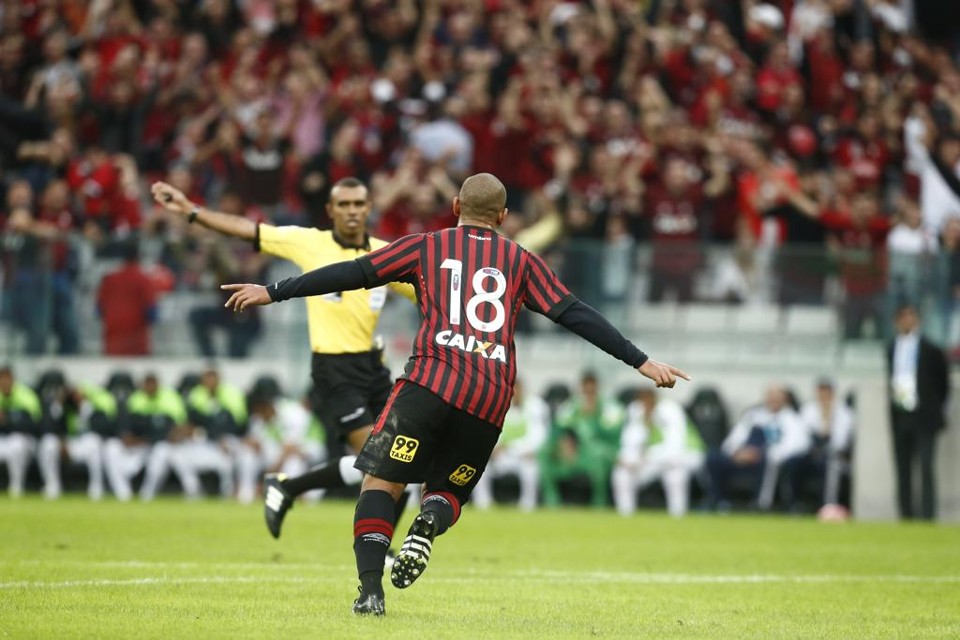 Walter corre para comemorar o gol marcado em um raro momento de vacilo coxa-branca na marcação ao atacante rubro-negro. | hugo Harada/Gazeta do Povo