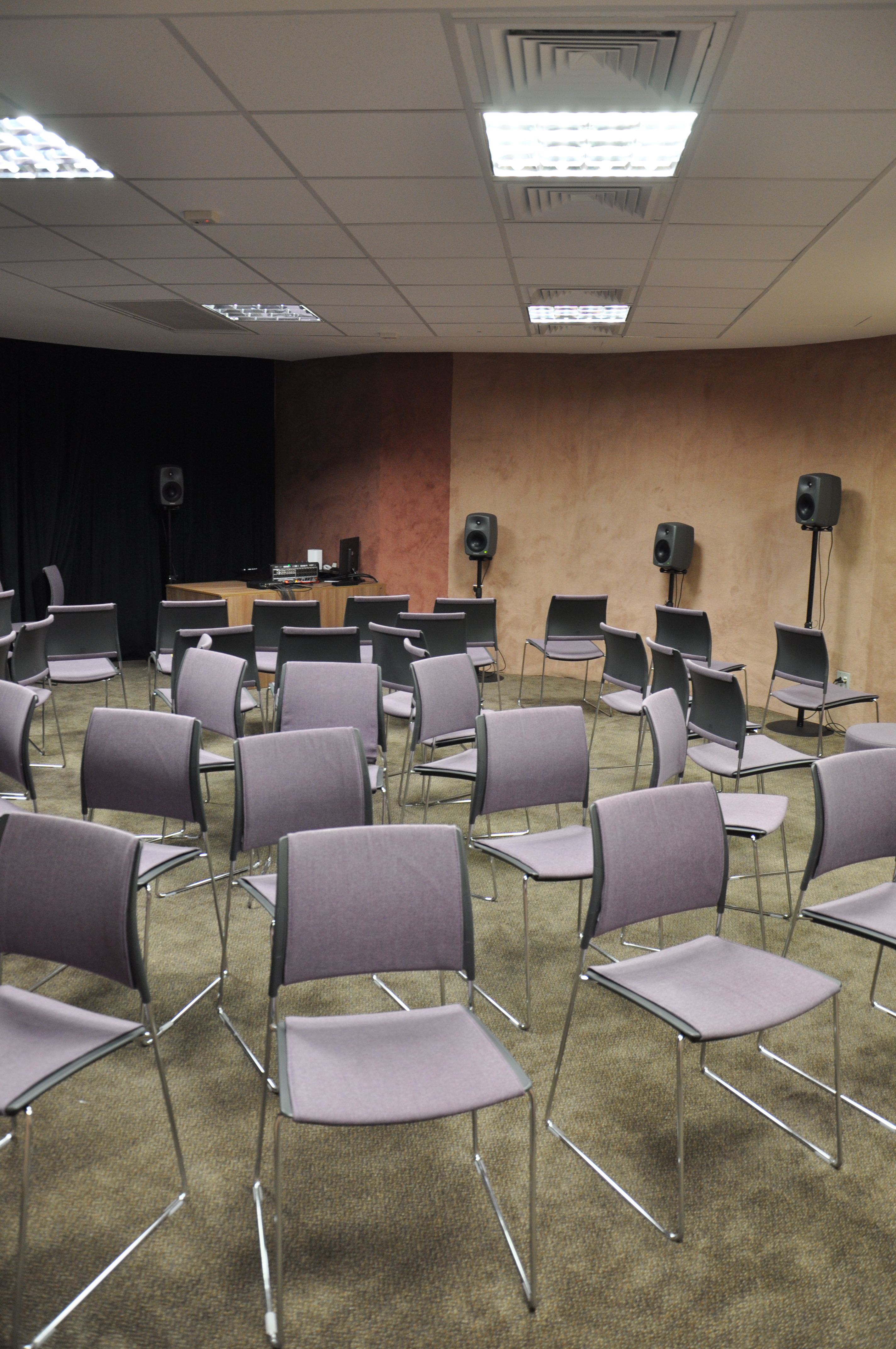 Cadeiras viradas para as paredes, na direção das caixas de som, por onde os sons “viajam”. | Divulgação