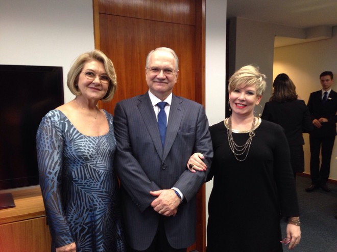A médica Elisabete Almeida (à dir.) viajou de Curitiba a Brasília para prestigiar a posse do paranaense Luiz Edson Fachin, na foto com a mulher, a desembargadora Rosana Fachin, no cargo de ministro do Supremo Tribunal Federal | Foto: Divulgação