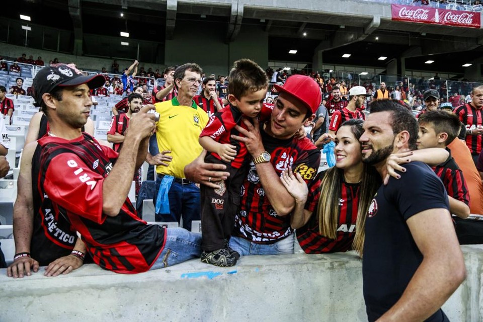 Na Arena, selfie com Weverton é ritual obrigatório para quem chega mais cedo. | Lineu Filho/Lineu Filho / Tribuna do Parana / AGP