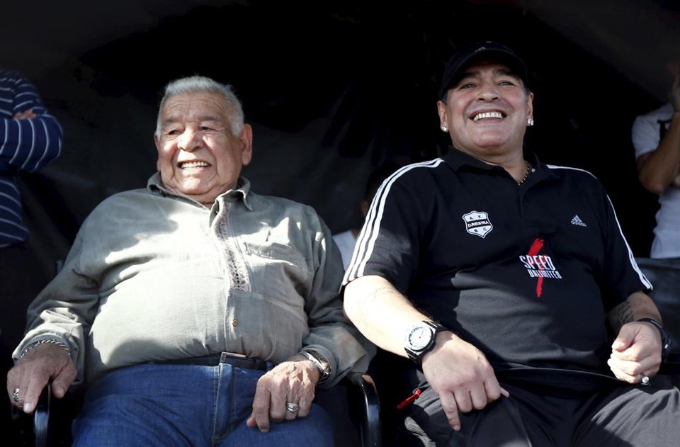 Diego Maradona e seu pai, também chamado Diego, morto aos 87 anos. | Marcos Brindicci/Reuters