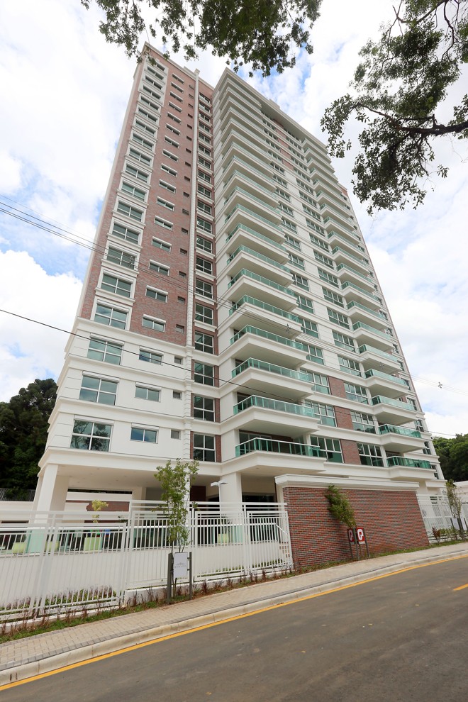 MAJESTIC: com plantas amplas, arejadas e com espaços integrados entre si, o Majestic oferece apartamentos de cerca de 263 m² privativos e quatro vagas de garagem na região do Ecoville. No total, são 38 unidades com elevador privativo, sala para quatro ambientes, três suítes, lareira, churrasqueira a carvão e espaço para adega ou escritório. A suíte master é equipada com dois banheiros, de forma a atender o casal tranquilamente, closet e traz janelas com sistema de persiana integrado até o chão com acionamento automático. Entre as áreas comuns, destacam-se a quadra de tênis, fitness center, sauna, piscina coberta e aquecida, espaço mulher, sala de massagens e garage band. O empreendimento já foi entregue pela Plaenge e tem preço das unidades a partir de R$ 2,2 milhões. | (Imagem/Divulgação)