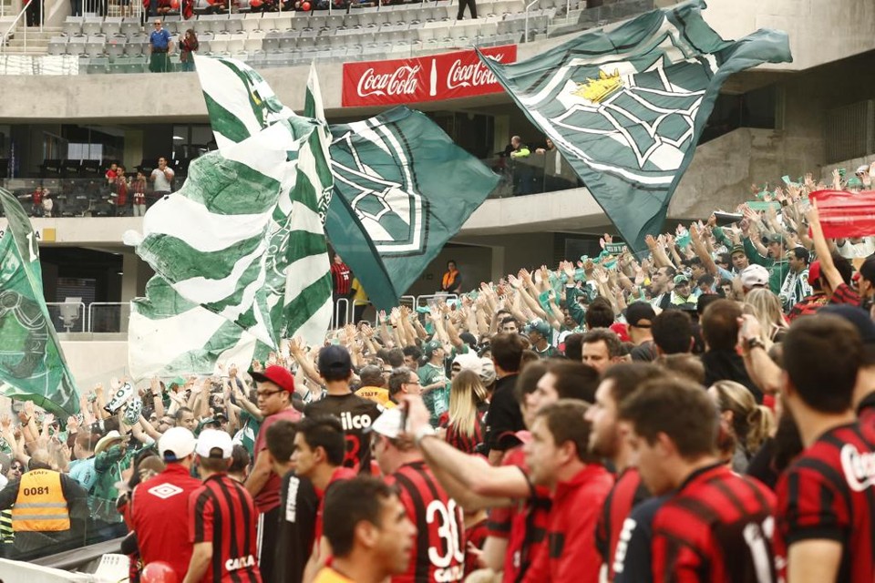 Proximidade entre as torcidas não foi problema no clássico, segundo avaliação da polícia. | Hugo Harada/Gazeta do Povo