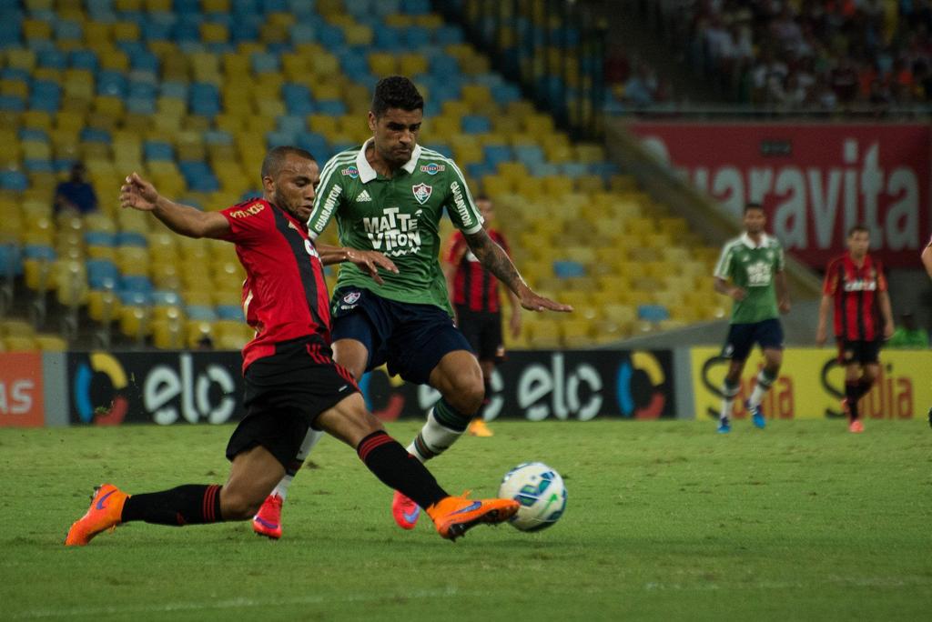 Jogadores de Sport e Fluminense disputam a bola em partida do Brasileiro | Divulgação/Fluminense