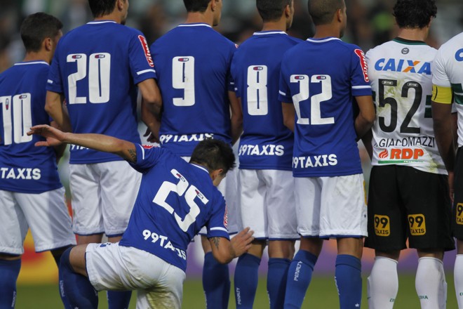 Equipe do Cruzeiro se defende de falta batida pelo time do Coritiba. | Jonathan Campos/Gazeta do Povo