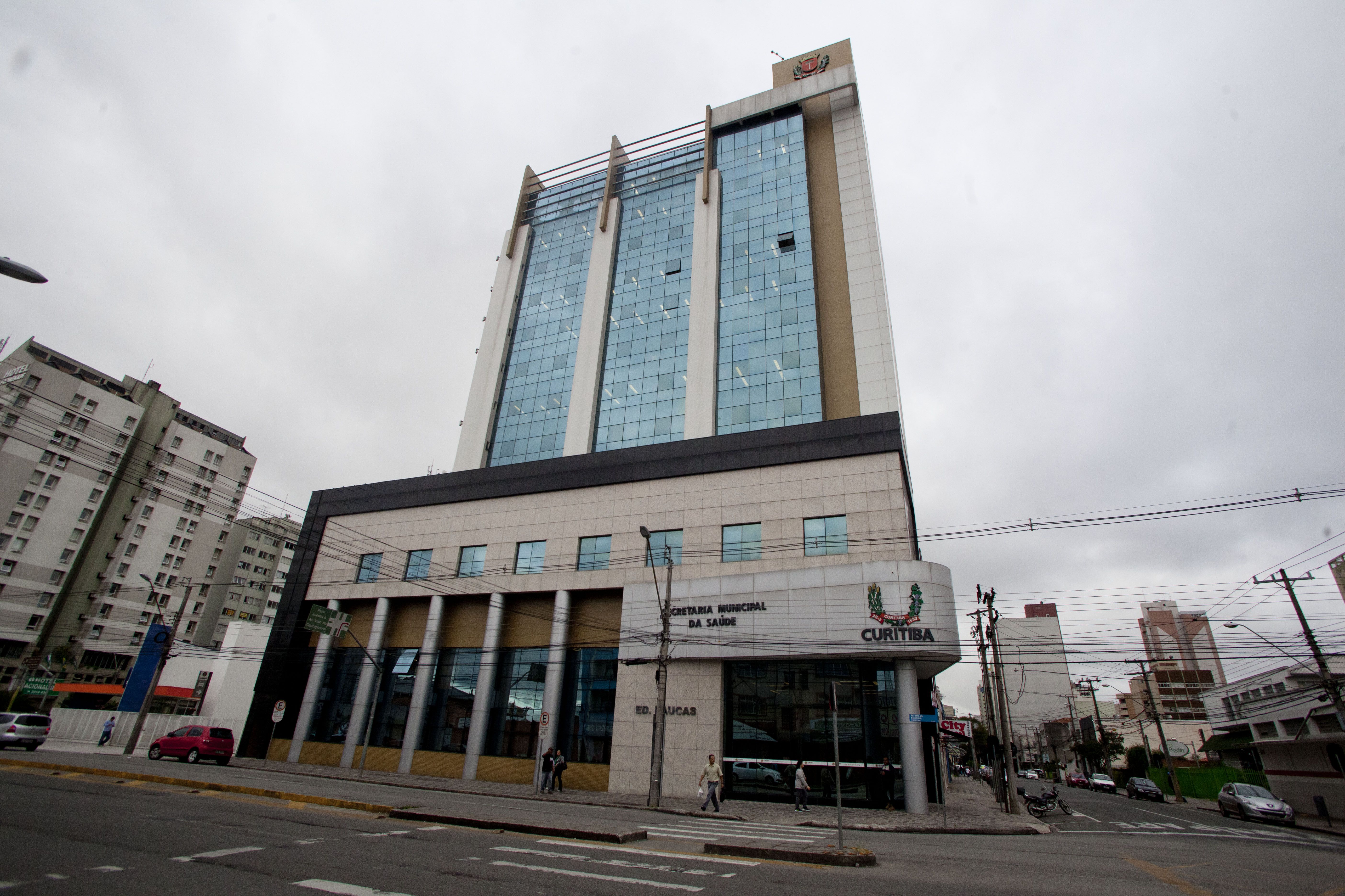 Prédio que abriga a Secretaria Municipal de Saúde é um dos “campeões” de gasto: R$ 161,8 mil por mês de aluguel. | Lineu Filho/Tribuna do Paraná
