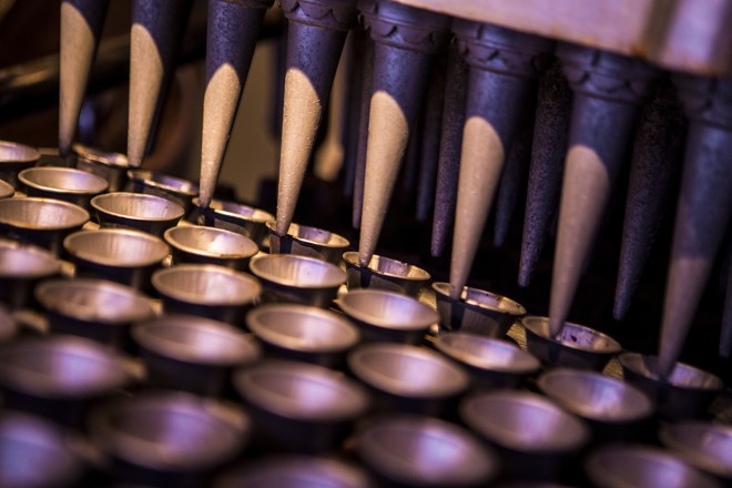 Detalhe da máquina usada para fazer casquinhas de sorvete, da Todeschini. | Brunno Covello/Gazeta do Povo