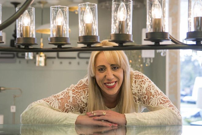 Cada vez mais baratas, lâmpadas LED vem conquistando o consumidor, diz Camila Feres, supervisora de iluminação do Irmãos Abage. | Marcelo Andrade/Gazeta do Povo