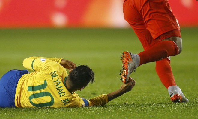 Principal estrela da seleção brasileira, Neymar sofre falta | RICARDO MORAES/REUTERS