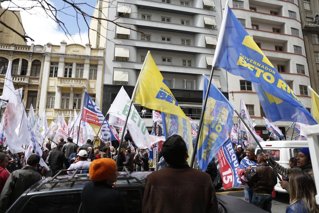Bandeiras da disputa ao governo do estado em 2014: PSDB diz que contas de Richa foram aprovadas. | Henry Milleo/Gazeta do Povo