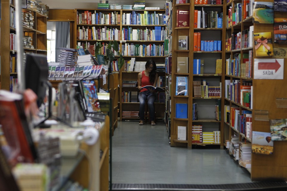Projeto que estabelece a Lei do Preço Fixo começa a ser discutido no Senado Projeto nivela preços de pequenas e grandes livrarias | Jonathan Campos/Gazeta do Povo