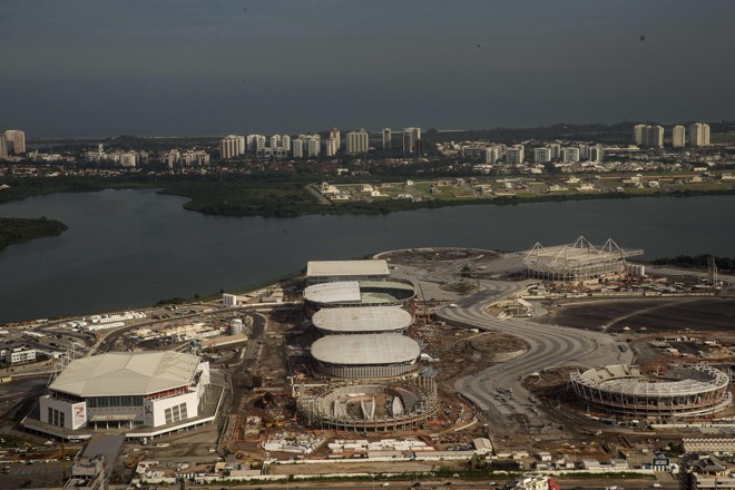 À esquerda, a Arena multiuso. Ao centro o velódromo e as três Arenas Cariocas. À direita, em primeiro plano, o estádio que receberá o tênis,e ao fundo, o Parque Aquático. | Marcelo Sayão/EFE