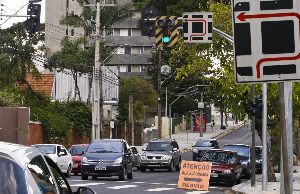 Esquina da Augusto Stresser com Almirante Tamandaré: a partir de terça-feira (9), rua terá mudança de sentido. | Hugo Harada/Agência de Notícias Gazeta do Povo