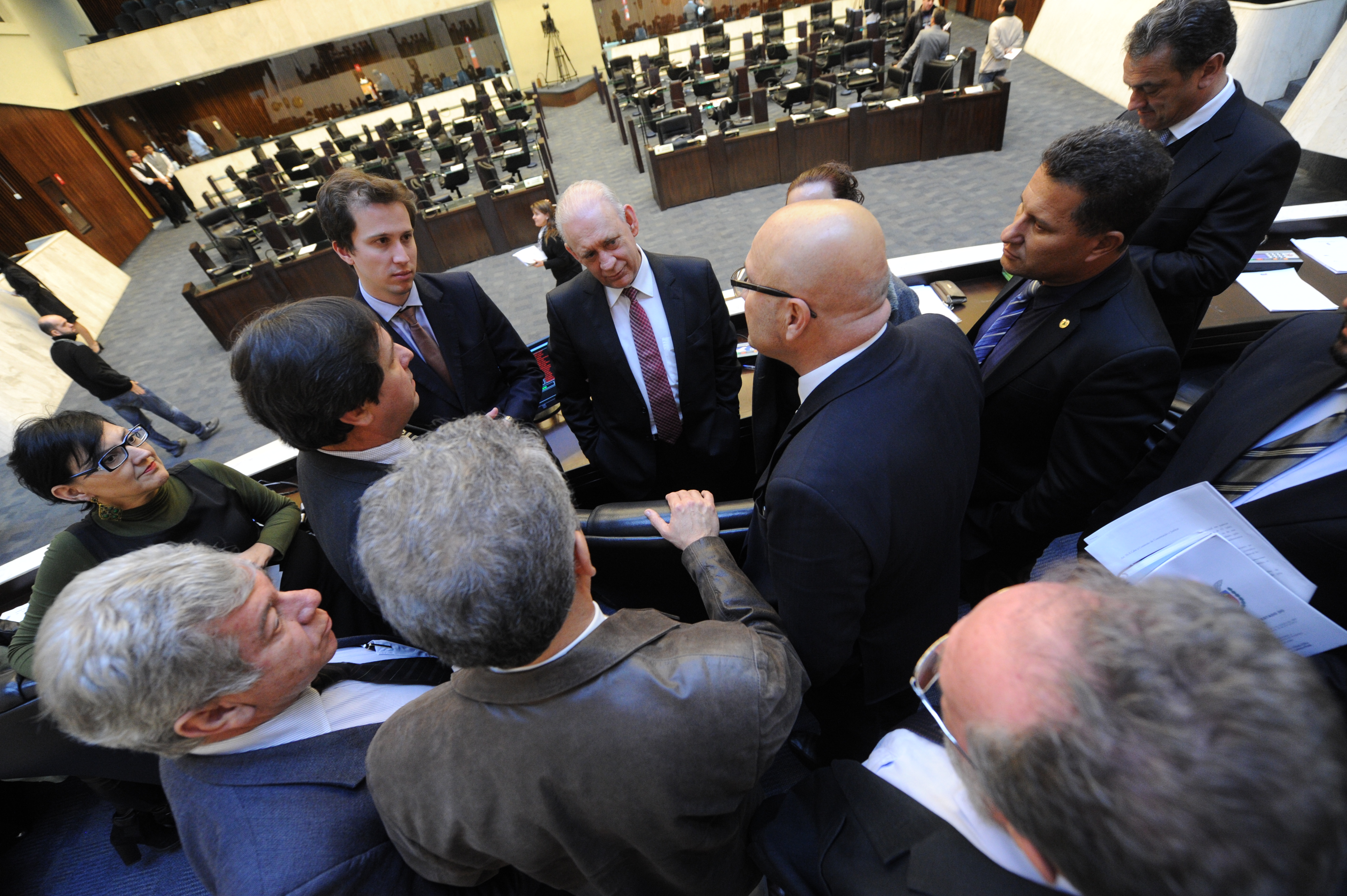 Deputados da base de Richa se reúnem após a sessão da Assembleia: governistas acusam os oposicionistas de não cumprirem com a palavra. | Pedro Oliveira/Alep