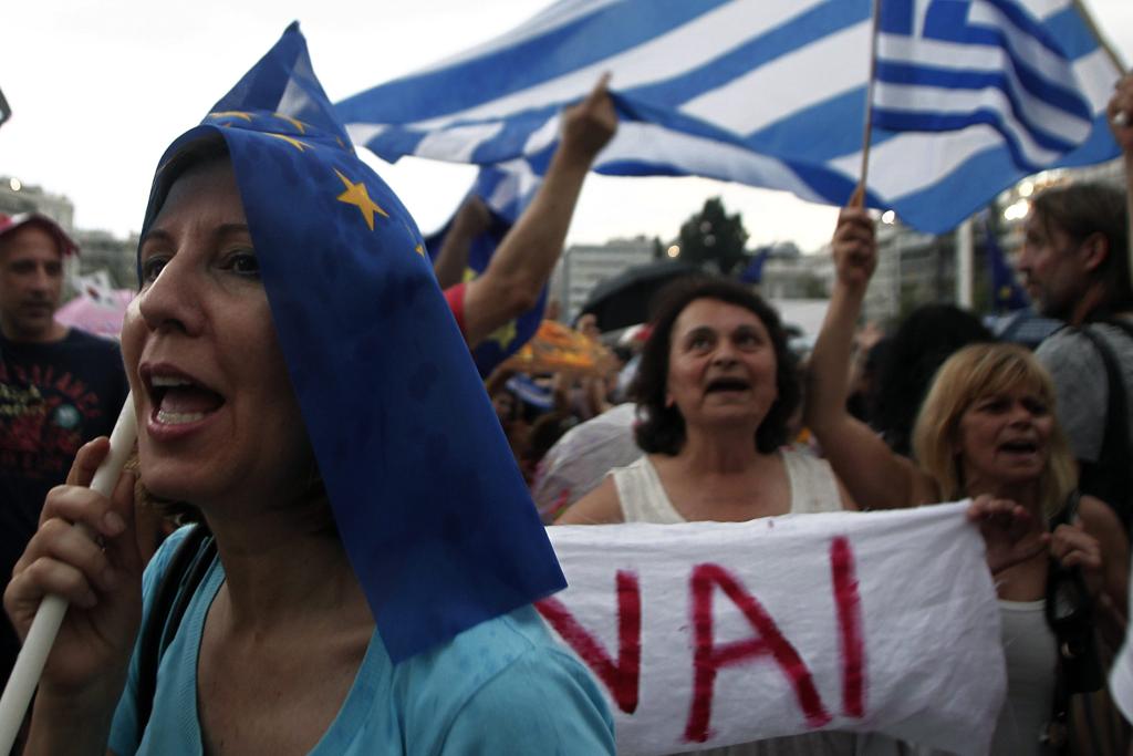 Milhares de pessoas se manifestaram nesta terça-feira no centro de Atenas para dar seu apoio ao “sim” no referendo sobre a proposta de acordo das instituições que será realizado no próximo domingo | Alexandros Vlachos/EFE