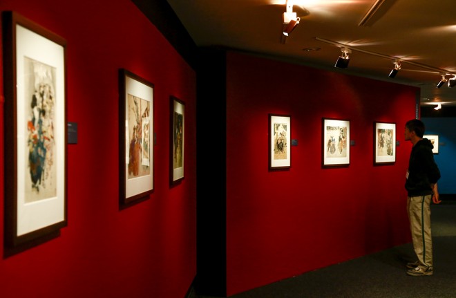 Cenas do cotidiano e de atores do Kabuki são alguns dos temas abordados pelos artistas nas xilogravuras. | Hugo Harada/Gazeta do Povo