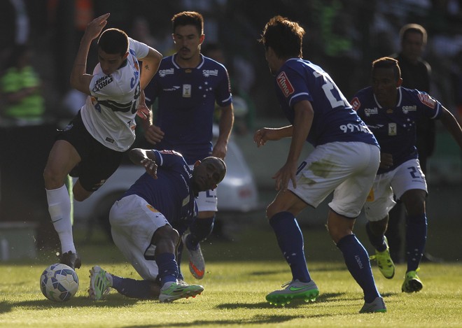Thiago Galhardo desafia o mar azul celeste. | Jonathan Campos/Gazeta do Povo