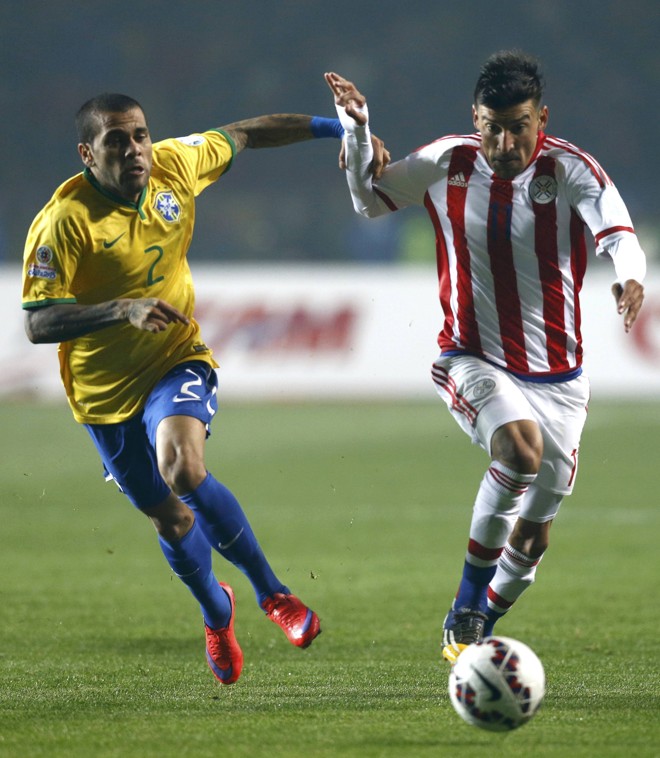 Edgar Benitez e Daniel Alves lutam pela posse de bola. | MARIANA BAZO/REUTERS